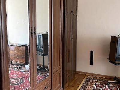 квартира за адресою Космонавтів вул., 64а