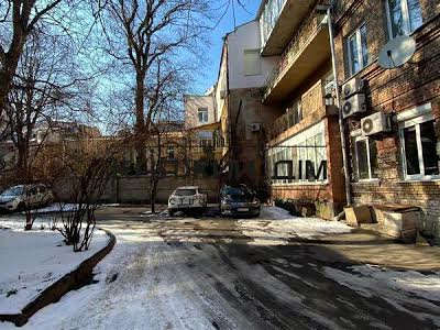 комерційна за адресою Рейтарська вул., 11