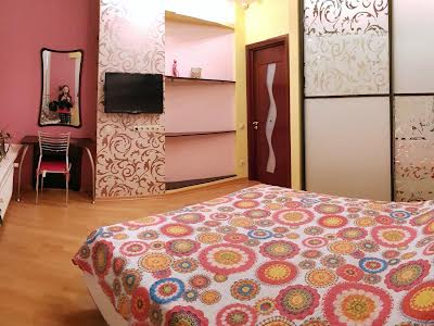 квартира за адресою Королеви Єлизавети ІІ вул. (Глинки), 2