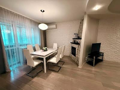 квартира за адресою Анни Ахматової вул., 13б