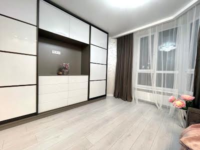 квартира по адресу Молодіжна ул., 4
