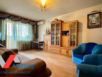 квартира за адресою Анни Ахматової вул., 15