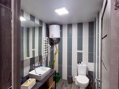 комерційна за адресою Центральна вул., 51-В