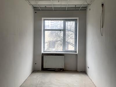 комерційна за адресою Плугова вул., 6
