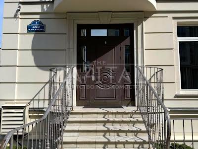 комерційна за адресою Новоселицька вул., 7