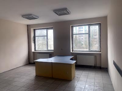 комерційна за адресою Плугова вул., 6