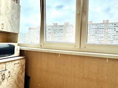 квартира за адресою Анни Ахматової вул., 15
