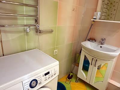 квартира за адресою Василя Симоненка вул., 4