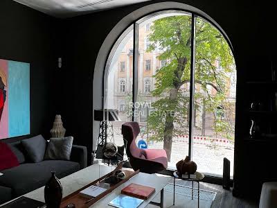 комерційна за адресою Володимирська вул., 38
