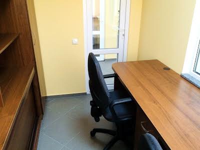 комерційна за адресою Луценка вул., 7
