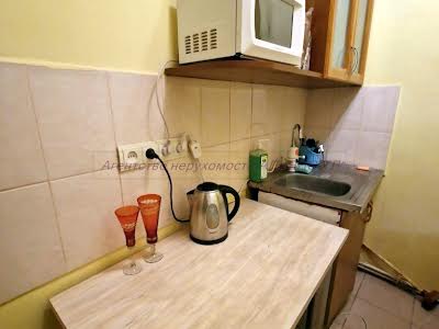 комерційна за адресою Корятовича пл., 15