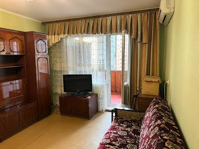квартира за адресою Ревуцького вул., 18