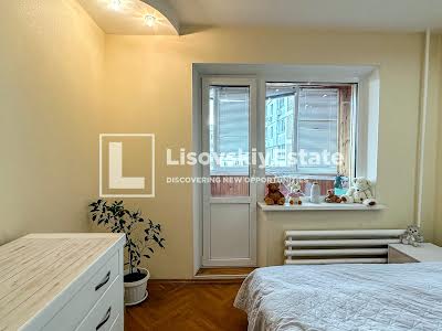 квартира за адресою Анни Ахматової вул., 4