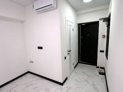 комерційна за адресою Літературна вул., 8