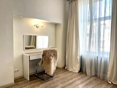 квартира за адресою Шота Руставелі вул., 38