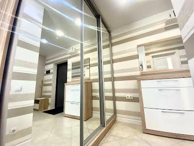 квартира за адресою Левка Лук'яненка вул. (Василя Жуковського), 16, 18, 20, 24