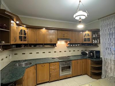 квартира за адресою Анни Ахматової вул., 13г