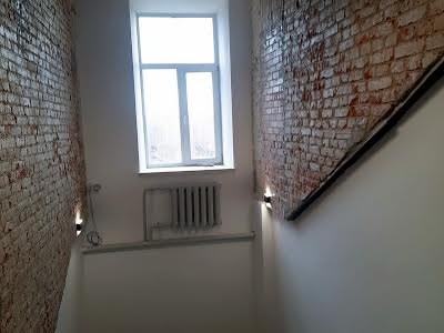 комерційна за адресою Щаслива вул. (1 Травня), 12
