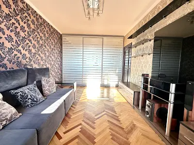 квартира за адресою Академіка Глушкова просп., 49