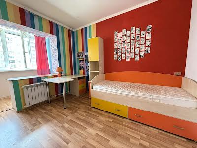 квартира за адресою Анни Ахматової вул., 6