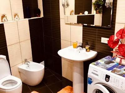 квартира за адресою Королеви Єлизавети ІІ вул. (Глинки), 2