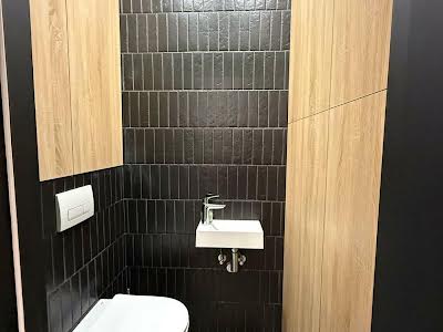 комерційна за адресою Митрополита Антонія Ангеловича вул., 32