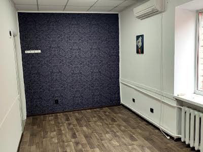 коммерческая по адресу Королеви Єлизавети, 15