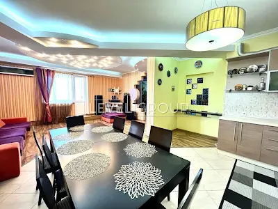 квартира за адресою Анни Ахматової вул., 13-Г