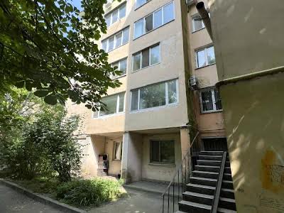 квартира за адресою Космонавтів вул., 64а