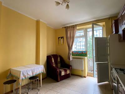 квартира за адресою Плугова вул., 10