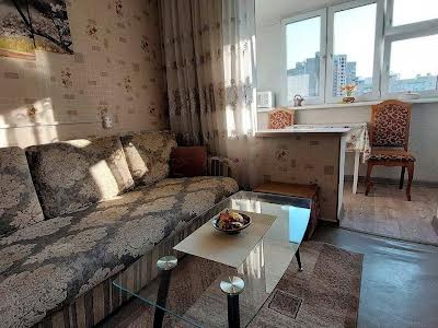 квартира по адресу Ревуцкого ул., 19/1