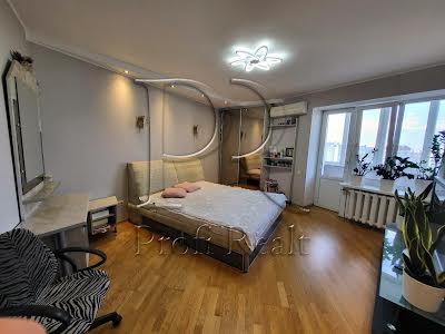 квартира за адресою Анни Ахматової вул., 31