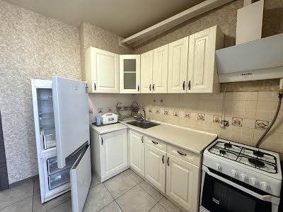 квартира за адресою Українська вул., 83Б