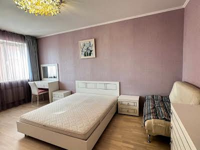 квартира за адресою Анни Ахматової вул., 13д