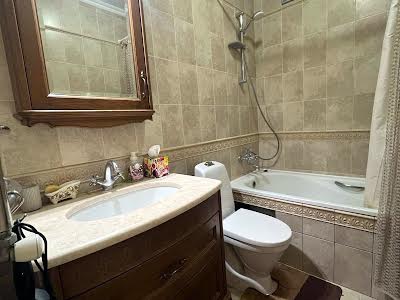 квартира за адресою Захисників України вул., 5