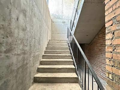 комерційна за адресою Причальна вул., 8