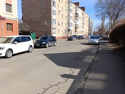 комерційна за адресою вул. Пересопницька, 170