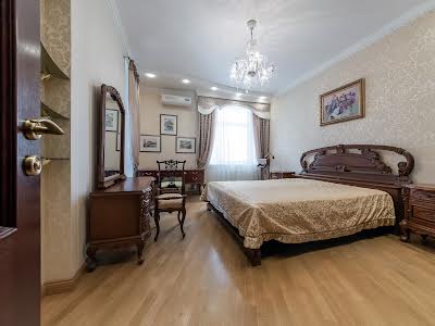 квартира за адресою Старонаводницька вул., 13