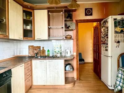 квартира за адресою Анни Ахматової вул., 15
