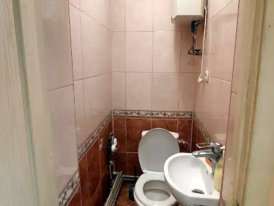 комерційна за адресою Космонавтів вул., 31