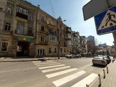 комерційна за адресою Круглоуніверситетська вул., 4