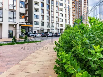 комерційна за адресою Дніпровська наб., 18Б