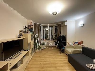квартира за адресою Анни Ахматової вул., 35