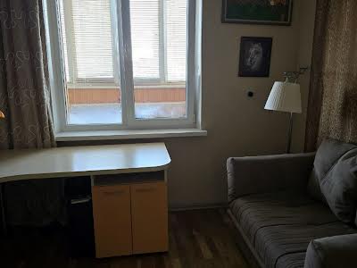 квартира за адресою Анни Ахматової вул., 16-В