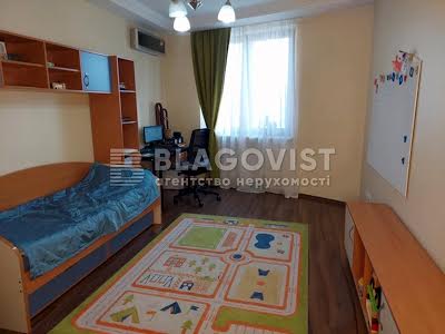 квартира за адресою Раїси Окіпної вул., 10б
