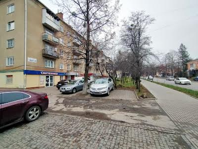 комерційна за адресою Степана Бандери вул., 33а