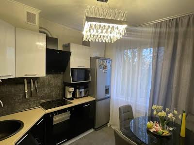 квартира за адресою Євгена Чикаленка вул., 75