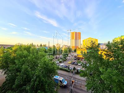 квартира за адресою Регенераторна вул., 4