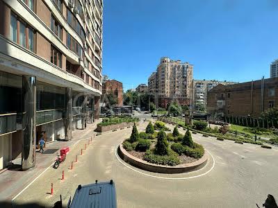 комерційна за адресою Жилянська вул., 59