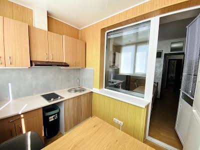 квартира за адресою Анни Ахматової вул., 16-Б